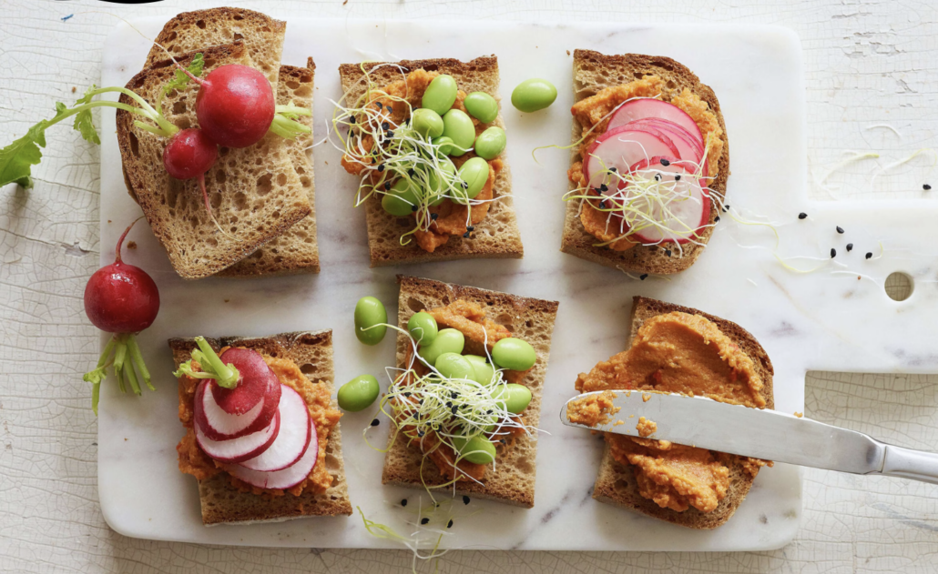 Bauernbrot mit Paprika-Cashew-Aufstrich, Rezeptidee von Migusto